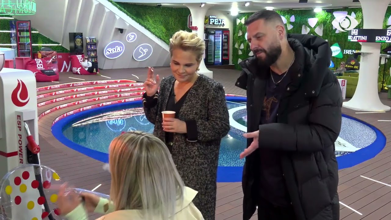 Po vjen aroma e mirë këtu/ Brikena i drejtohet Mirit, teksa Monika qëndron pranë tyre