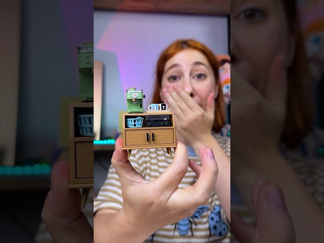 Vídeo relacionado con Juego de 3 mini guitarras eléctricas en miniatura, decorativas (azul, morado, negro) para casas de muñecas a escala 1:12, modelo de instrumento musical coleccionable y regalo creativo
