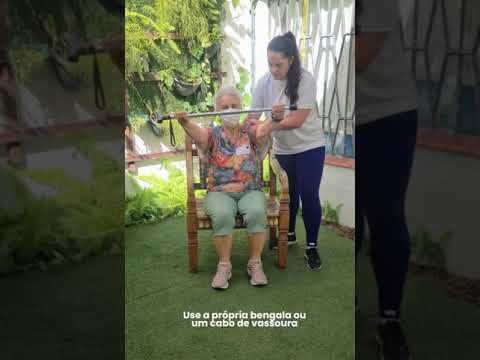Exercício físico para fazer em casa com o idoso: Mobilidade de Ombro