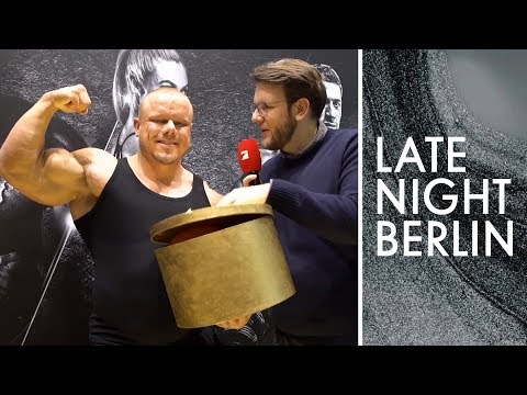 Bodybuilders provoke at fitness trade fair | Giving joy | FIBO | Late Night Berlin | ProSieben