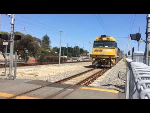 4000HP of NR Class Locomotive hauling the Indian Pacific out of Perth