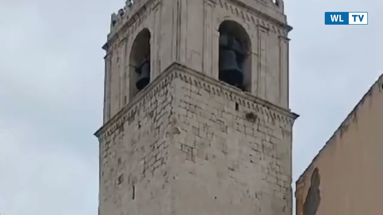 I vigili del fuoco ripuliscono il campanile della chiesa di santa Lucia