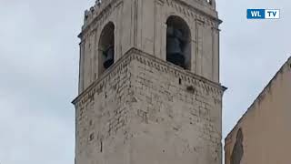 I vigili del fuoco ripuliscono il campanile della chiesa di santa Lucia