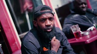 Le dehors Lyrics English Translation