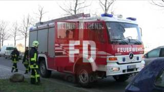 preview picture of video 'FF Schönefeld - Türöffnung mit Ramme'