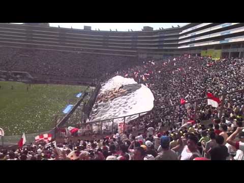 "UNA TARDE INOLVIDABLE EN EL MONUMENTAL CON LA HINCHADA CREMA (15-12-2013)" Barra: Trinchera Norte • Club: Universitario de Deportes