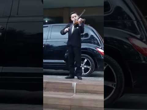 Hallejuia (filho entra tocando violino)
