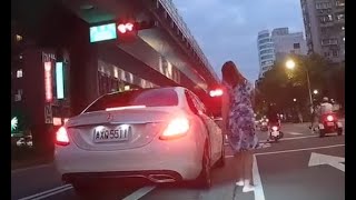 老公等不及了，趕快去副駕坐