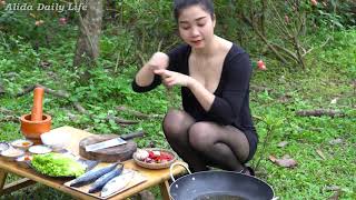Download lagu Alida made the pompano fried with garlic and chili fish sauce in a simple recipe - cooking survival mp3