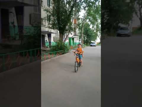 Научился кататься без рук на велосипеде
