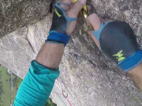Climbing Luna nascente (pitch 5 & 6) in Val di Mello - Italy