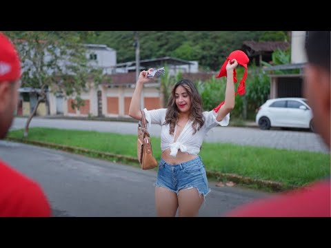 This millionaire woman puts this taxi driver to the test to prove his honesty.