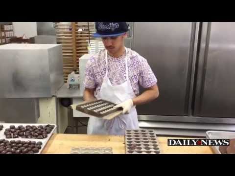 download lagu mp3 mp4 Li Lac Chocolate Factory, download lagu Li Lac Chocolate Factory gratis, unduh video klip Li Lac Chocolate Factory