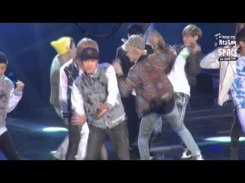 [FANCAM] 13O331 Onew (+ Jongtaekey) playing w/ Andrew Choi during |3e@ut!ful