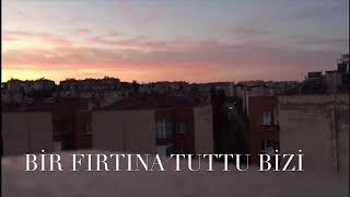 Musik-Video-Miniaturansicht zu Bir Fırtına Tuttu Bizi Songtext von Suzan Hacigarip