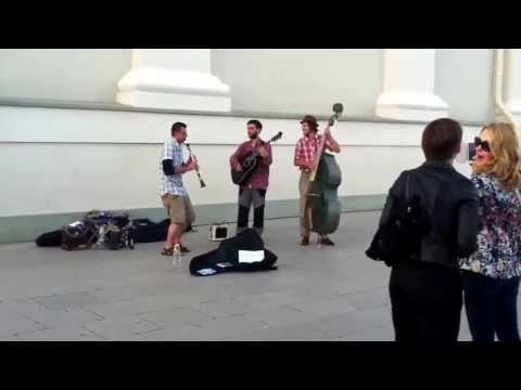 Der Šenster Gob in Vilnius playing Klezmer music August 2013 - Bohdan solo, Dála on camera.