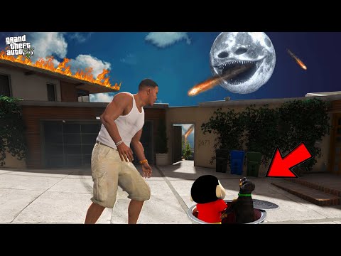 Franklin Hides From Strange Moon in GTA 5 !