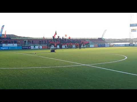 Stjørdals-Blink spillere og fans feirer 3-1 seier mot Levanger FK på TOBB Arena 5. Oktober 2019
