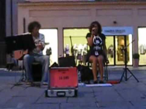 Ferrara Buskers Festival 2009  - Beautiful that way (guitar vox cover)