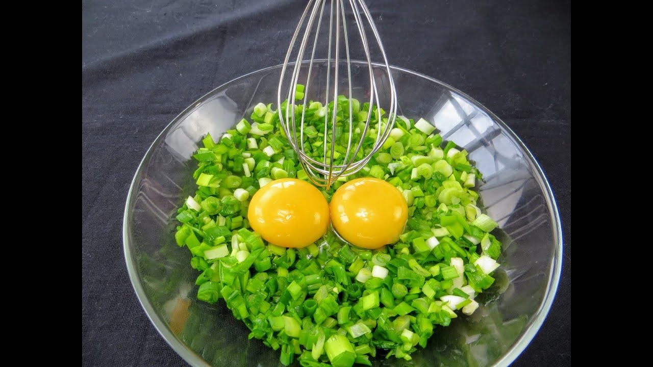 Вкуснейшие лепешки с начинкой. Взбейте зеленый лук с яйцом и вы останетесь довольны!