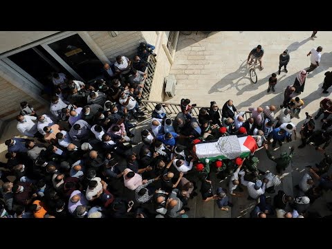 تشييع جثمان صائب عريقات بمراسم رسمية في مدينة رام الله بالضفة الغربية