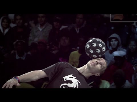 One-on-one freestyle football - Red Bull Street Style Japan