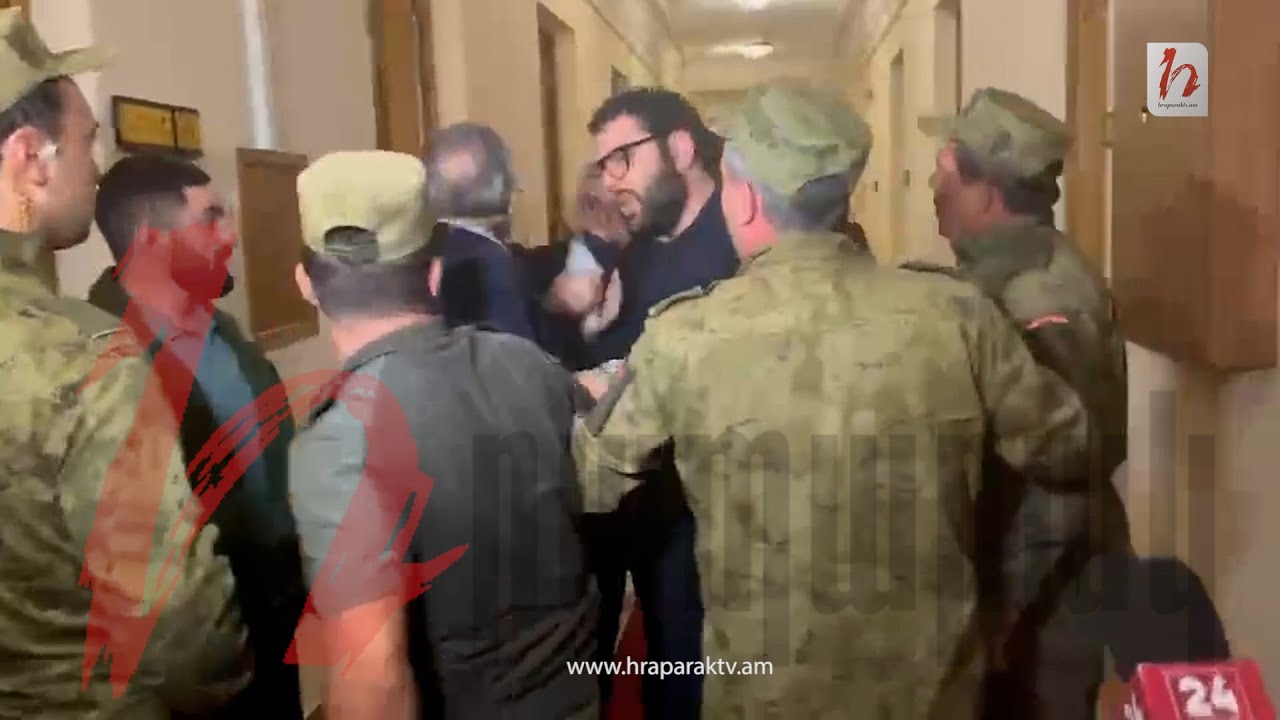 Ռուբիկ Հակոբյանին քաշքշելով դուրս տարան ԱԺ շենքից