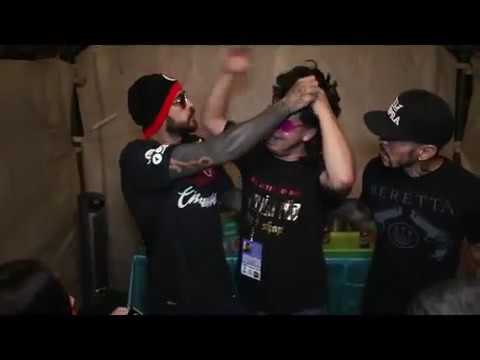 Babo de cartel de santa quiere golpearme