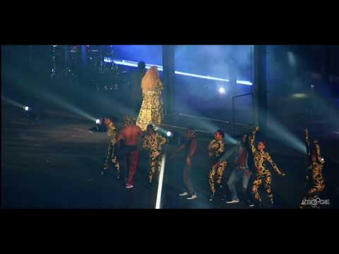 Fan rushes JAY-Z on stage || On The Run 2 || Atlanta || Aug. 25, 2018