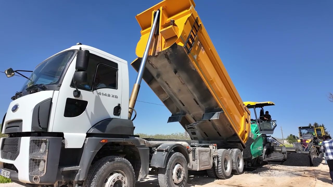 ŞANLIURFA’DA 14 KİLOMETRELİK GRUP YOLUNDA ASFALT SEFERBERLİĞİ SÜRÜYOR