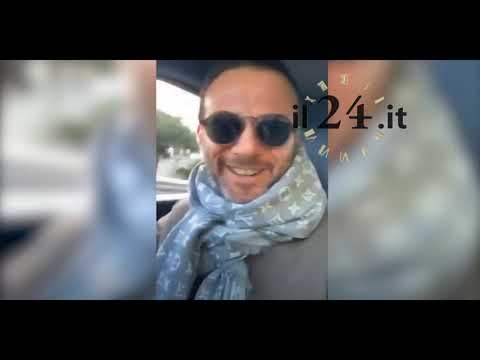 Ferrari parcheggiata in un posto riservato ai disabili