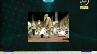 رجل مسن يصلي بقدم واحدة