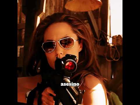 Esta pareja tan enamorada no sabe que cada uno pertenece a una agencia de inteligencia rival.#shorts