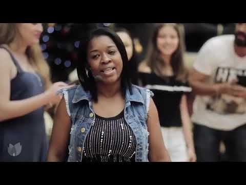 Pessoas cantando em um shopping - Maringá Park - Apresentação de Natal