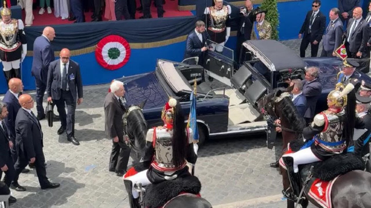 Mattarella va via a termine della Parata, sale sulla Lancia Flaminia e saluta con la mano