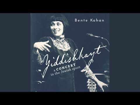 Rozinkhes Mit Mandlen