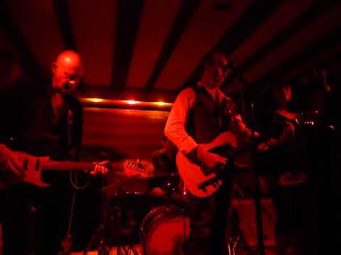 Slack Alice featuring Des Horsfall - Crazy, Crazy World