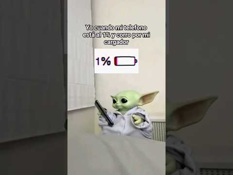 No puedo dejar que se apague 😩 #humor #babyyoda #teléfono #bateria