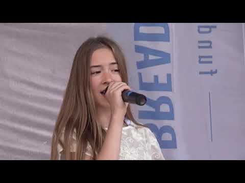 Gabrysia Marszał w piosence "Hero" w akcji Art for life Moldavia w Poznaniu