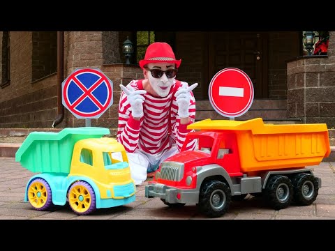 Video e giochi divertenti per bambini. Clown dà fastidio alle macchinine.