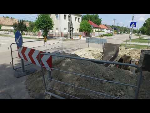 Felújítási munkálatok a Feszty iskolához vezető út és a Bem József utca kereszteződésénél.