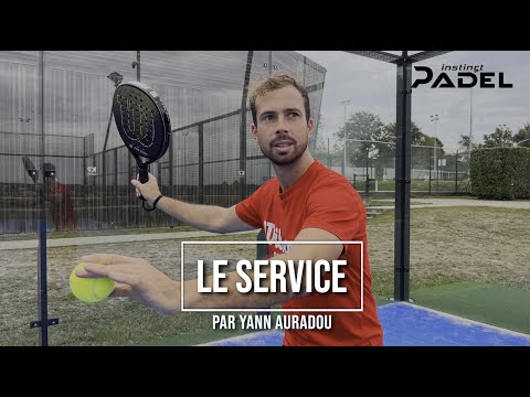 Le service au padel par Yann Auradou