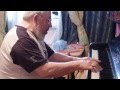 Дедушка 87 лет играет на пианино. 
