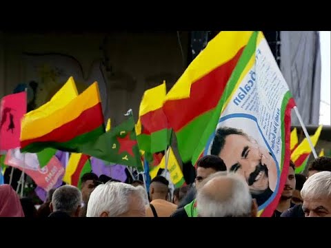 آلاف الأكراد يخرجون في ألمانيا مطالبين بالإفراج عن زعيمهم أوجلان…