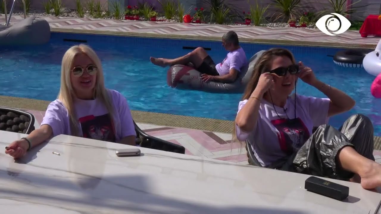 Qetsori argëtohet në pishinë