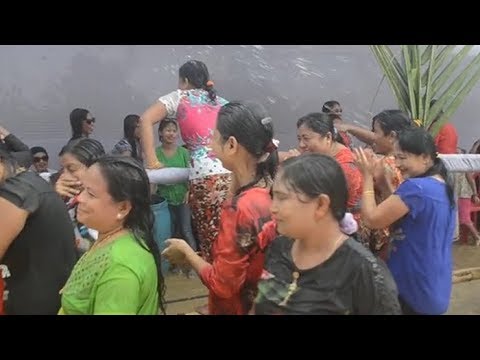 জলকেলি উৎসবে পর্যটকদের যোগদান