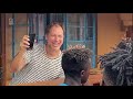 Voetballers in Sierra Leone ontmoeten Robin van Persie via videobellen.