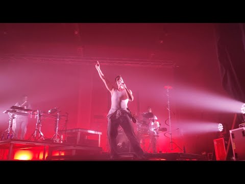 Zetak cantando Aralarko Dama para terminar el concierto de Elizondo (Navarra)