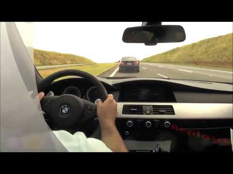 BMW M5 V10 a 325 km/h in autostrada che sfida Lamborghini, Audi e altre supercar