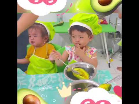 Bé làm sinh tố bơ